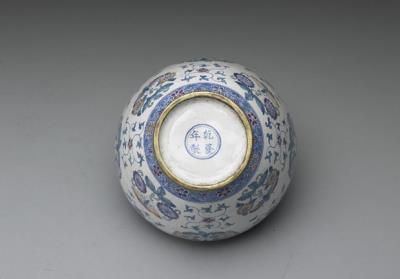 图片[3]-Copper lidded jar with flowers and butterflies decoration in painted enamels on a white glaze ground, Qing dynasty, Qianlong reign (1736-1795)-China Archive